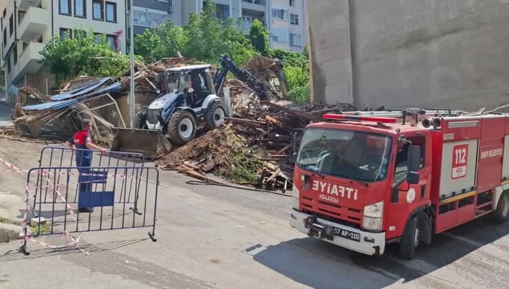 150 yıllık tarihi bina çöktü, mahalle toza büründü