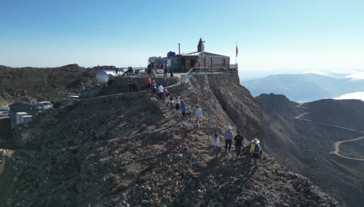 Uçurumdaki mescit doğa tutkunları ve dağcıların rotasında