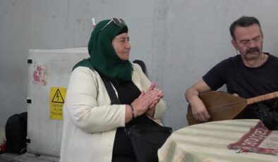 Depremzede kadın çay ocağında “müzikle” moral buluyor