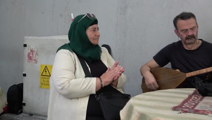 Depremzede kadın çay ocağında “müzikle” moral buluyor