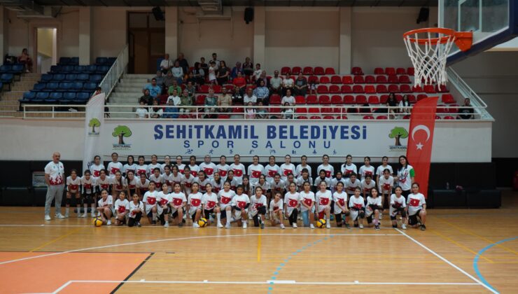 62 genç voleybolcu profesyonelliğe adım attı