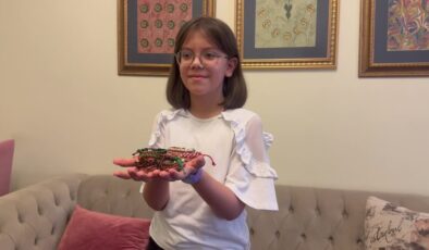 9 yaşındaki Zeynep, ördüğü bilekliklerle Gazze’ye destek olmaya çalışıyor