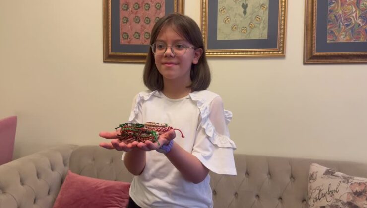 9 yaşındaki Zeynep, ördüğü bilekliklerle Gazze’ye destek olmaya çalışıyor
