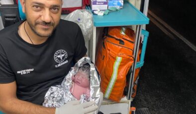 Şanlıurfa’da hastane yolundaki hamile kadın ambulansta doğum yaptı