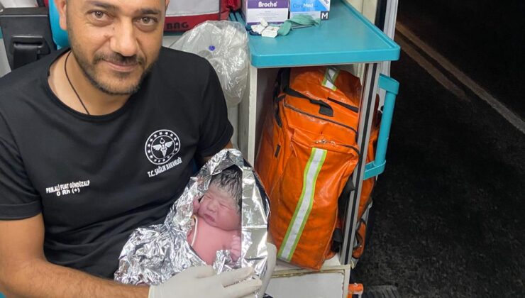 Şanlıurfa’da hastane yolundaki hamile kadın ambulansta doğum yaptı