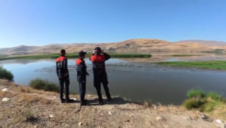 Çaya düşen otomobildeki 1 kişi öldü, 1 kişi yaralandı