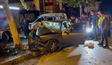 Ağaca çarpan otomobildeki 2 kişi öldü, sürücü ağır yaralandı
