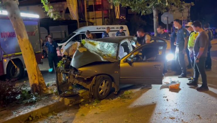 Ağaca çarpan otomobildeki 2 kişi öldü, sürücü ağır yaralandı