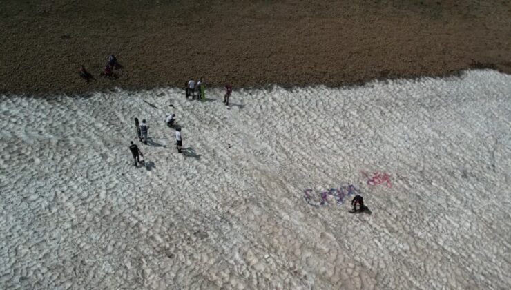 Ağustosta karda kayak ve snowboard yaptılar