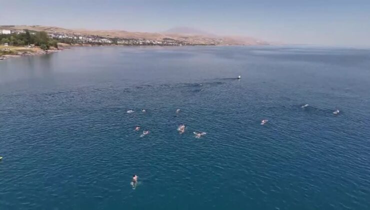 Ahlat’ta anlamlı yüzme maratonu