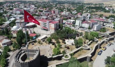 Akademisyenler, Malazgirt Kalesi’nin tarihi dokusunu gün yüzüne çıkarıyor