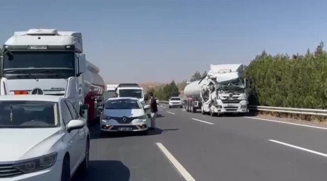 Akaryakıt tankerinin kamyonete çarpması sonucu 4 kişi yaralandı
