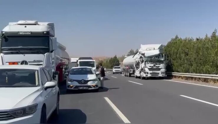 Akaryakıt tankerinin kamyonete çarpması sonucu 4 kişi yaralandı