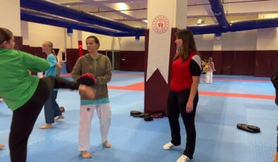 Antrenör babasının teşvikiyle başladığı tekvandoda şimdi sporcu yetiştiriyor
