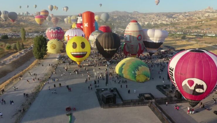 Balon Festivali’nin son gününde gökyüzünde görsel şölen sunuldu