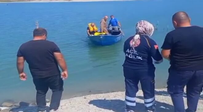 Baraja iniş yapan eğitim uçağındaki iki pilot, balıkçı teknesiyle kurtarıldı