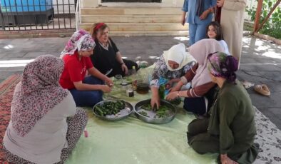Batman’da toplum merkezi kursiyeri kadınlar kışlık turşularını da imece usulü hazırlıyor