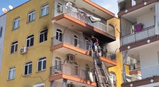 Muratpaşa’da dairede çıkan yangın paniğe neden oldu
