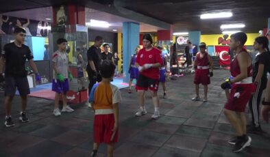 Boks şampiyonu baba iki çocuğunu madalyaya taşıdı