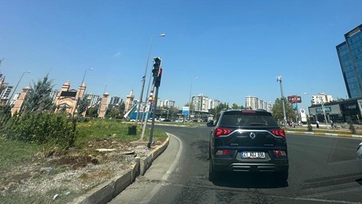 Kayapınar’daki kavşak sürücülerin kafasını karıştırıyor