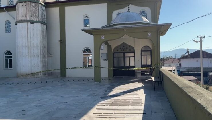 Camide mihrap tacının düşmesi nedeniyle 1 kişi öldü, 1 kişi yaralandı