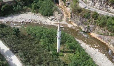 Yıkılan camiden kalan minare selin sembolüne dönüştü