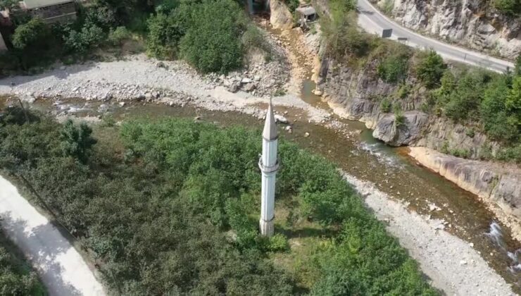Yıkılan camiden kalan minare selin sembolüne dönüştü