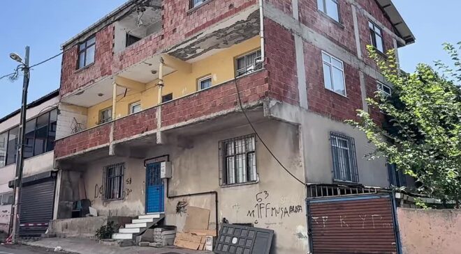 Çökme riski bulunan 3 katlı bina tahliye edildi