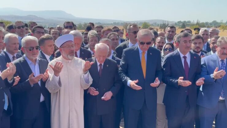 Cumhurbaşkanı Recep Tayyip Erdoğan, Ahlat’ta Selçuklu Meydan Mezarlığı’nı ziyaret etti