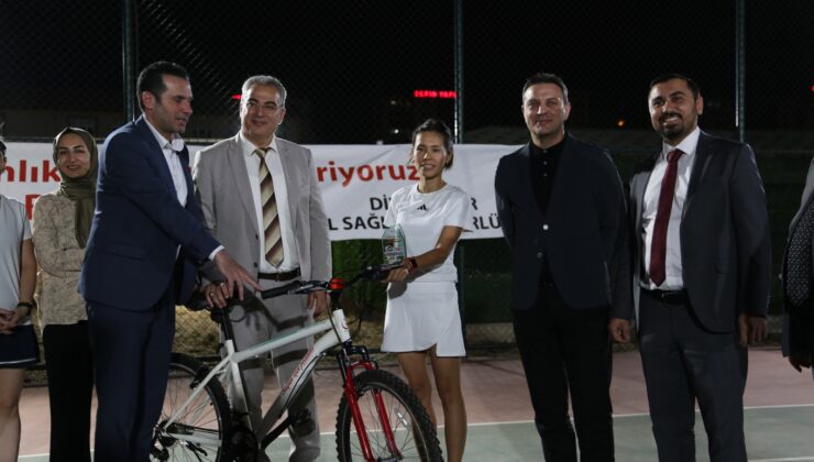 Diyarbakır İl Sağlık Müdürlüğü Tenis Turnuvası’nda şampiyonlar belli oldu