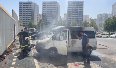 Diyarbakır’da park halindeki minibüs alev alev yandı