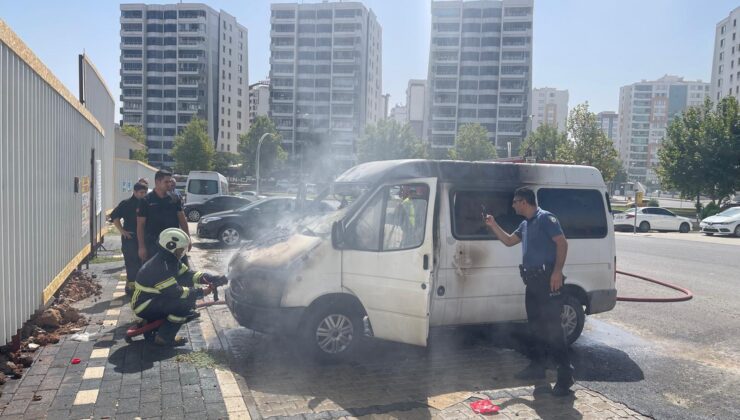 Diyarbakır’da park halindeki minibüs alev alev yandı