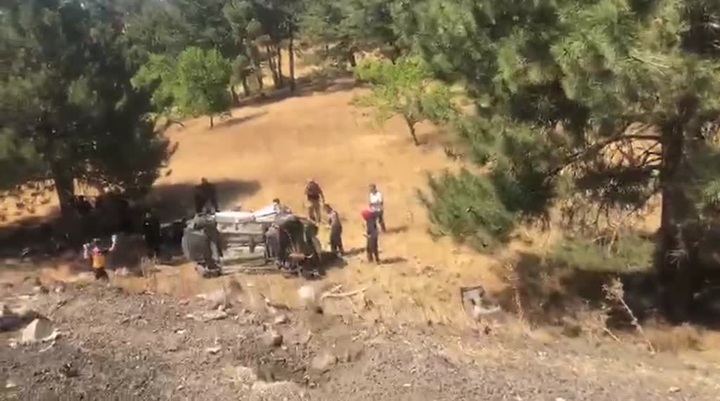 Elazığ’da şarampole devrilen hafif ticari araçtaki 3 kişi yaralandı