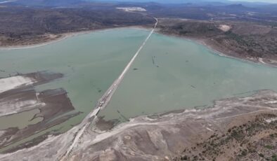 Barajda su seviyesi düştü eski İzmir-Çeşme kara yolu ortaya çıktı