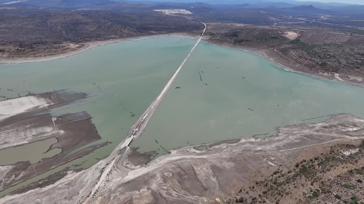 Barajda su seviyesi düştü eski İzmir-Çeşme kara yolu ortaya çıktı