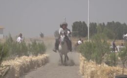 Malazgirt’te 11 yaşındaki Şahan Emir at üstünde fırtına estirdi