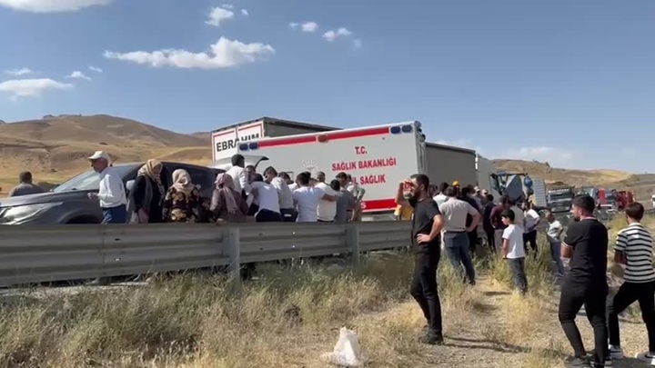 Tır ile pikabın çarpışması sonucu 3 kişi öldü