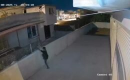 Hırsızın eve tırmanarak girmesi kamerada
