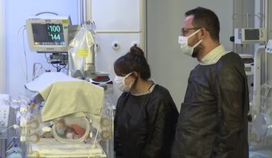İç organları dışarıda doğan bebek yaşama tutundu