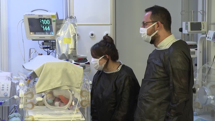 İç organları dışarıda doğan bebek yaşama tutundu