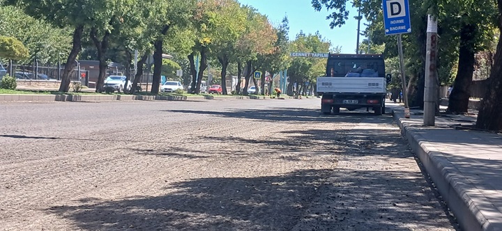 İstasyon Caddesi’nde Asfaltlama ve Orta Refüj Düzenleme Çalışmaları Başladı