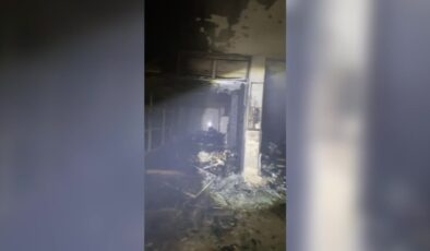 Çıkan yangında 4 dükkan zarar gördü