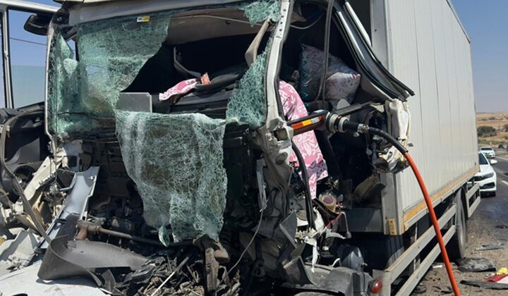 Silvan yolunda saman yüklü kamyona arkadan çarpan aracın sürücüsü öldü