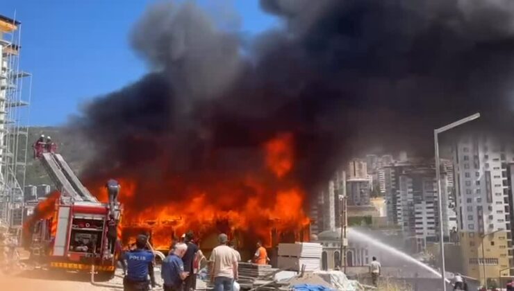 Kahramanmaraş’ta lojmanda çıkan yangına müdahale ediliyor