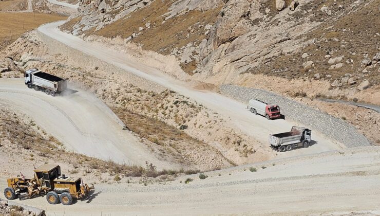 Kale ve Şaab Vadisi yolu asfaltla buluşuyor