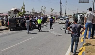 Kamyonet ile hafif ticari aracın çarpıştığı kazada 8 kişi yaralandı