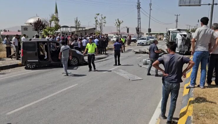 Kamyonet ile hafif ticari aracın çarpıştığı kazada 8 kişi yaralandı