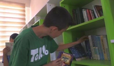 Kanserden ölen ağabeyinin kütüphane hayalini memleketindeki okulda gerçekleştirdi