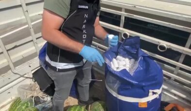 Karpuz yüklü kamyonette 110 bin uyuşturucu hap ve para ele geçirildi