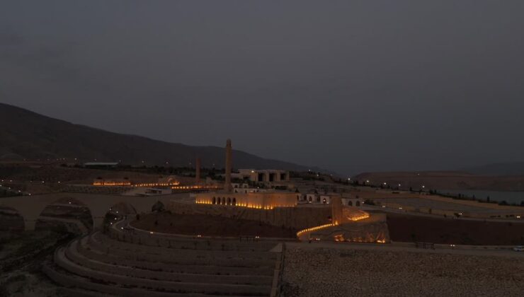 Kavurucu sıcaklarda tarihi Hasankeyf ilçesi ziyaretçilerini akşam serinliğinde ağırlıyor